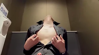 公衆トイレで乳首イキ